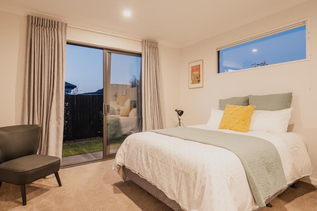 Elegant 3Br Home On Mustang Avenue Christchurch Exteriör bild