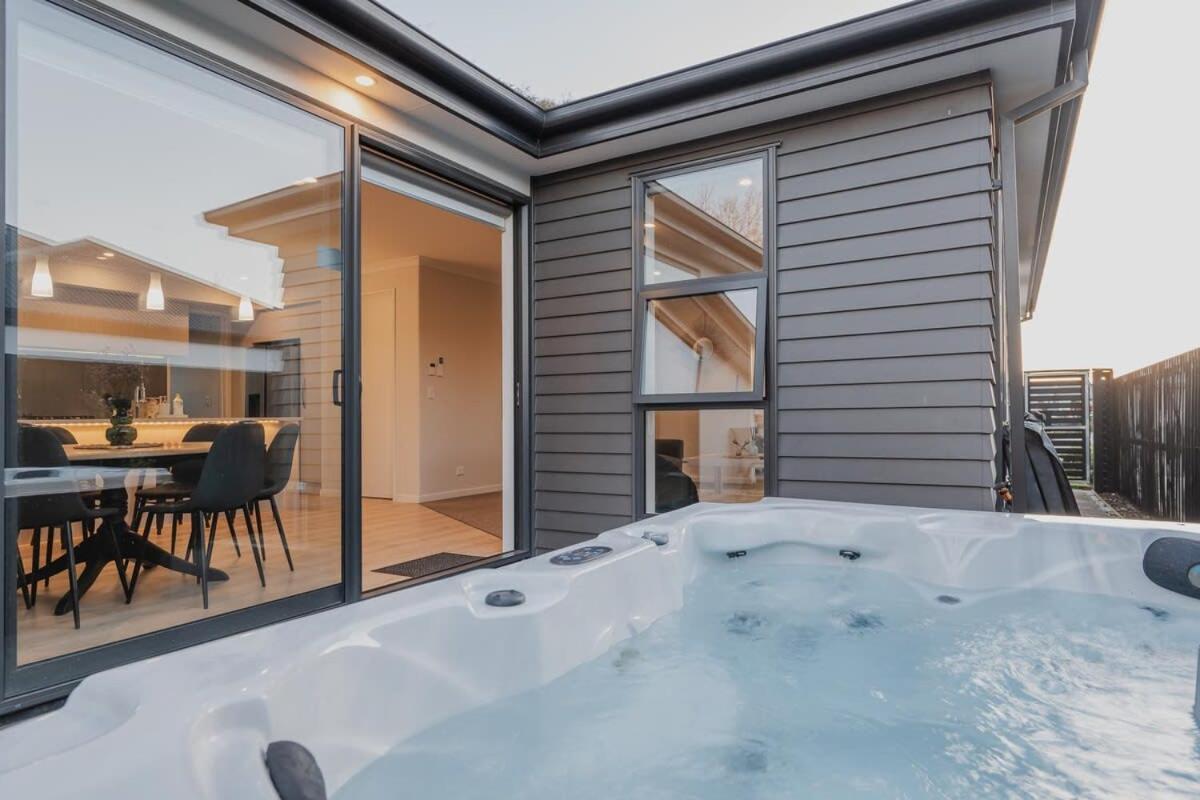 Elegant 3Br Home On Mustang Avenue Christchurch Exteriör bild