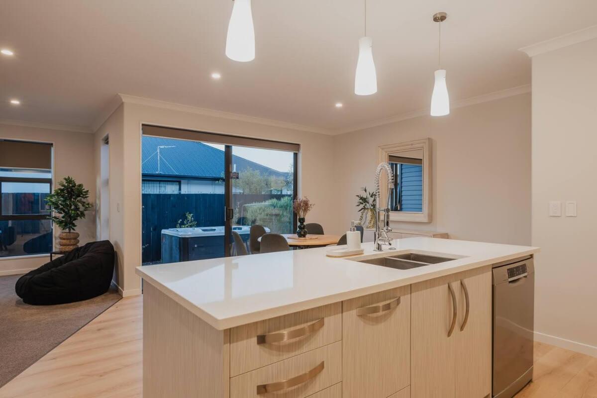 Elegant 3Br Home On Mustang Avenue Christchurch Exteriör bild
