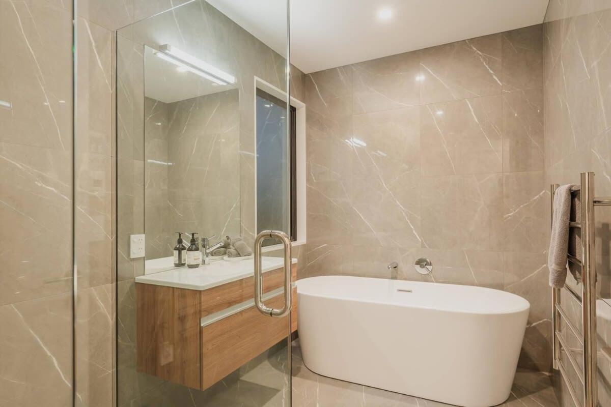 Elegant 3Br Home On Mustang Avenue Christchurch Exteriör bild